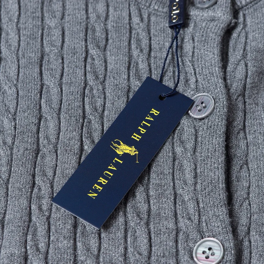 P166 Style No.: 602 -Ralph Lauren RL cardigan with classic war horse logo embroidery on the chest, long-sleeved sweater sweater jacket -The item is made of custom-dyed and custom-spun yarn, purchased from the original version. A full set of customized accessories. Details determine success or failure. Heavy new autumn and winter style. The weight of the item is as high as 800 grams. It is soft and delicate and does not tie the body. The upper body effect is very nice. Loose fit. Women's style. -Color: black, off-white, milk tea, light gray, dark gray. Navy blue red khaki red - Size: S / M / L S size 80-100 catties M size 100-120 catties Large size 120-135 catties